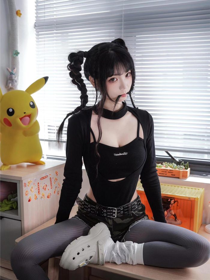 牛仔热裤+灰丝姑娘玩自拍-嘿次元