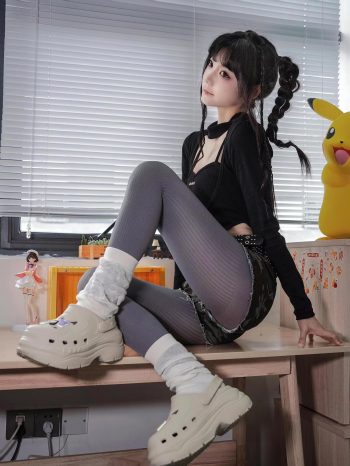 图片[3]-牛仔热裤+灰丝姑娘玩自拍-嘿次元