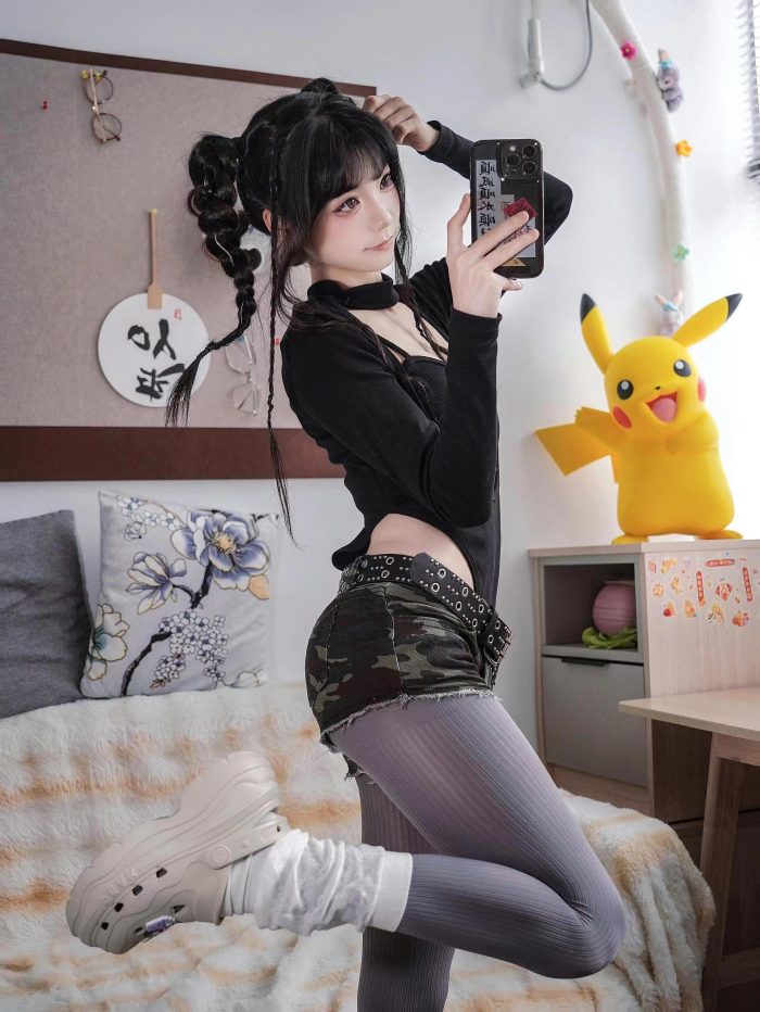 牛仔热裤+灰丝姑娘玩自拍-嘿次元