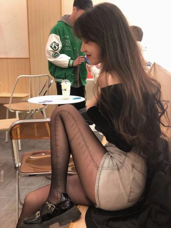 图片[3]-牛仔短裤+黑丝，太好看了吧-嘿次元