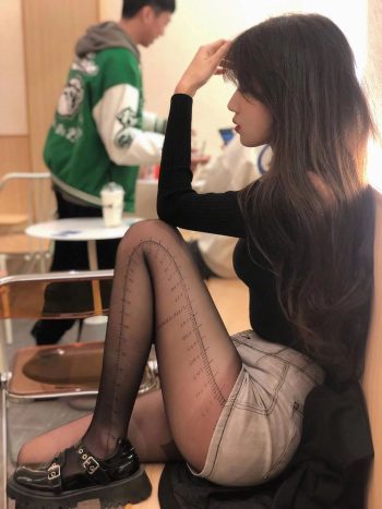 图片[1]-牛仔短裤+黑丝，太好看了吧-嘿次元