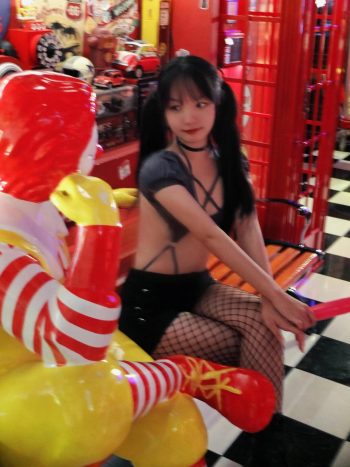 图片[3]-网格丝袜的清纯双马尾小姑娘-嘿次元