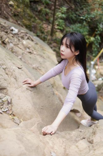 图片[8]-穿瑜伽裤爬山的长发少女-嘿次元