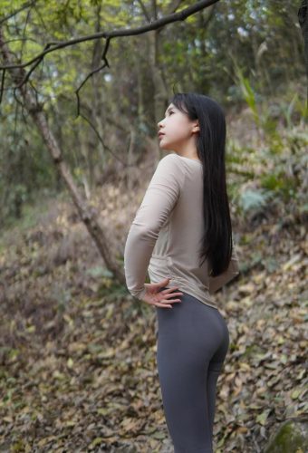 图片[5]-穿瑜伽裤爬山的长发少女-嘿次元