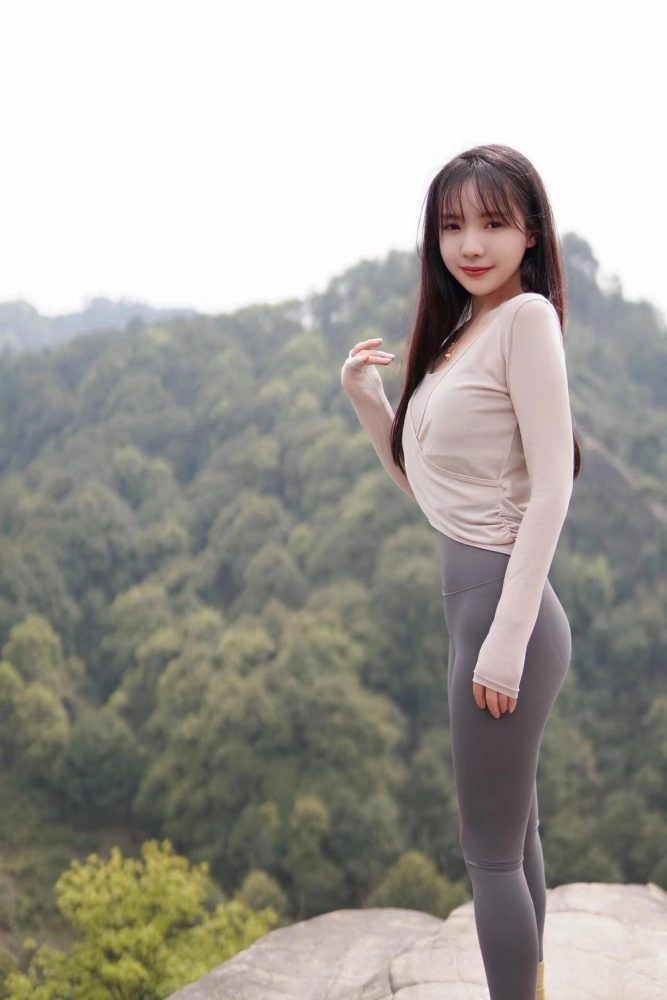 穿瑜伽裤爬山的长发少女-嘿次元