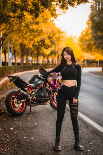 图片[1]-骑摩托车的瑜伽裤美女身材太好了！-嘿次元